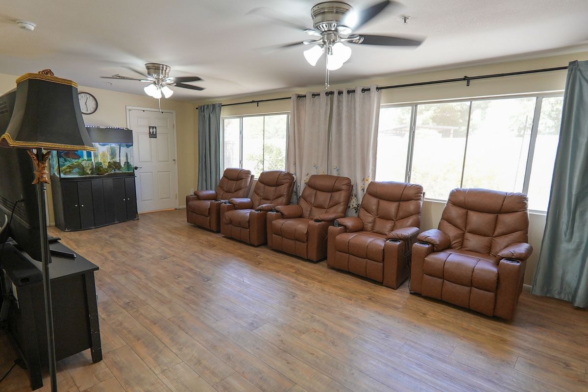 ComfyCouchAssistedLiving-commonroom1