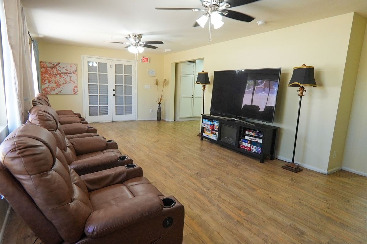 ComfyCouchAssistedLiving-commonroom5