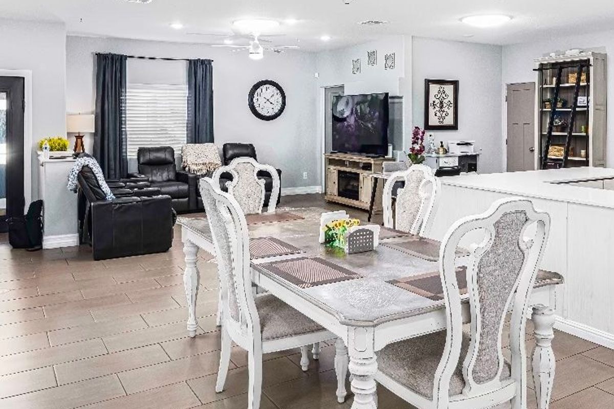 Living room of Bellaire Assisted Living